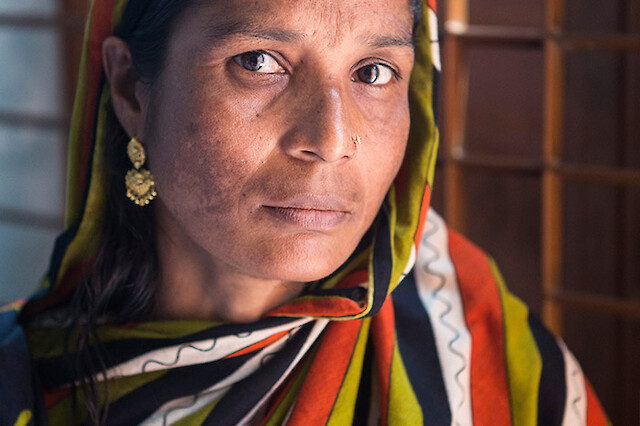Khadija Begum, 41 anni, si è trasferita a Savar dal suo villaggio natìo nella regione centrale del Bangladesh e ha trovato lavoro come operaia presso la fabbrica di abbigliamento Ithertex ubicata all’interno del Rana Plaza.