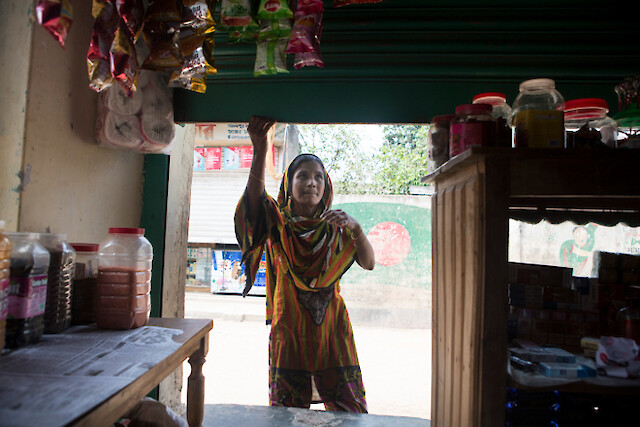 Khadija è attivista per la lotta affinché i luoghi di lavoro siano più sicuri e spera che, attraverso l’impegno collettivo, sia possibile fare in modo che incidenti come quello del Rana Plaza non accadano mai più.