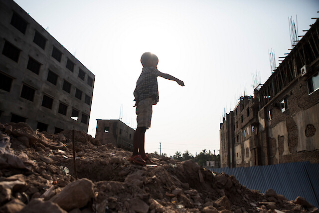 Dei due figli che Parveen ha avuto dal marito Abdul Aziz, morto a causa del crollo del Rana Plaza, probabilmente solo il piccolo Abdul, 6 anni, avrà ricordi del babbo.