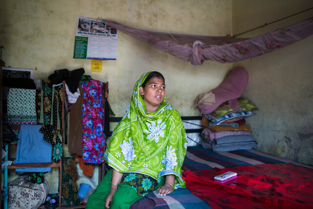 Parveen Begum, 25 anni, ricorda che quel giorno aveva insistito con il marito Abdul perché facesse colazione prima di andare al lavoro. Lui, invece, le aveva chiesto di portargli il cibo al lavoro più tardi nel corso della giornata.