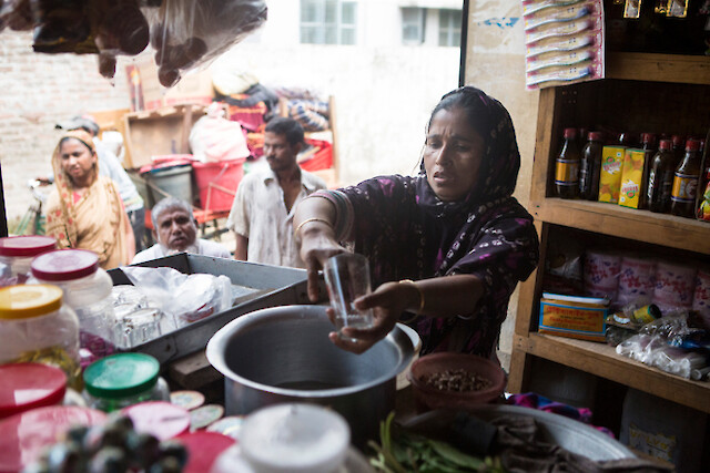 Firoza è convinta che la vita di ognuno possa migliorare grazie a una migliore formazione e alla concessione di un capitale minimo, come quello da lei ricevuto, a un maggior numero di sopravvissuti del disastro del Rana Plaza.