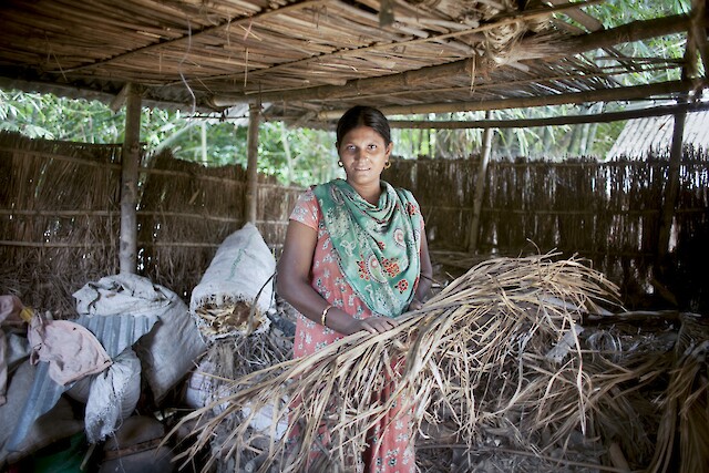 Tornare al suo villaggio con i suoi genitori ha aiutato Rahela ad affrontare il trauma che ha subito con il crollo dell'edificio. 